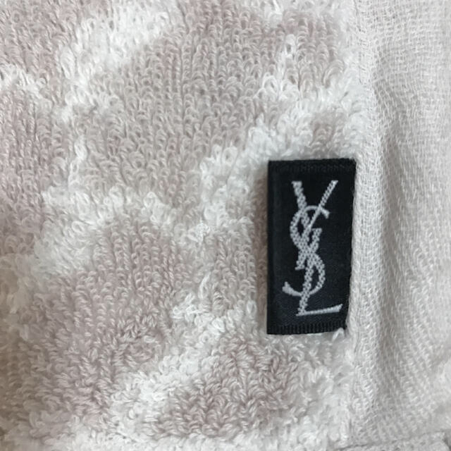 Yves Saint Laurent Beaute(イヴサンローランボーテ)のレディース　タオルハンカチ レディースのファッション小物(ハンカチ)の商品写真