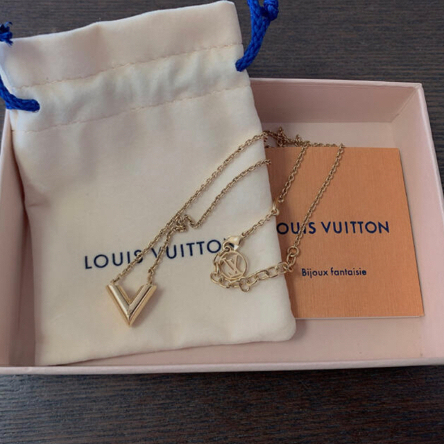 ルイヴィトン Louis Vuitton エッセンシャルV ネックレス (税込