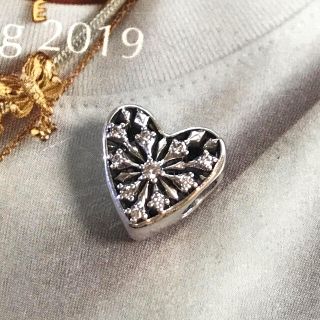 スワロフスキー(SWAROVSKI)のパンドラ　PANDORAスノーハートチャーム(チャーム)