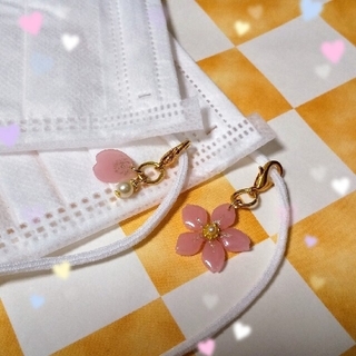 【C-2】揺れる桜のマスクチャーム ２個セット ゴールド系(チャーム)