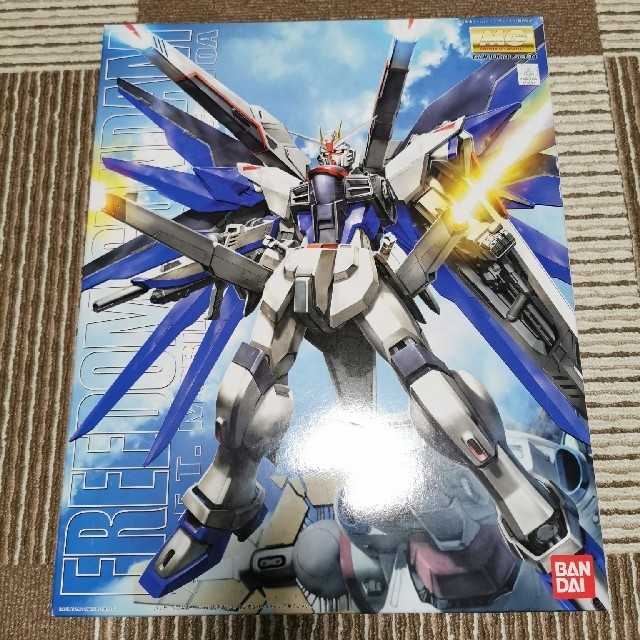 BANDAI(バンダイ)のMG フリーダムガンダム　プラモデル エンタメ/ホビーのおもちゃ/ぬいぐるみ(模型/プラモデル)の商品写真