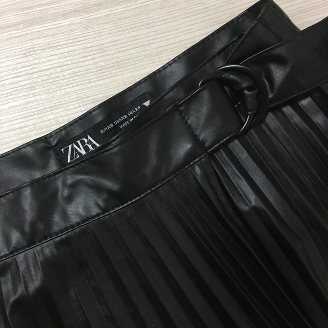 ZARA(ザラ)のZARA フェイクレザー プリーツスカート レディースのスカート(ひざ丈スカート)の商品写真