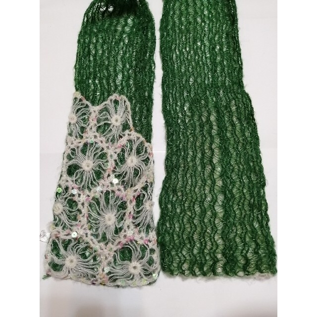 透かし編み ✕ スパンコール マフラー 　グリーン✕オフホワイト　SALE中 レディースのファッション小物(マフラー/ショール)の商品写真
