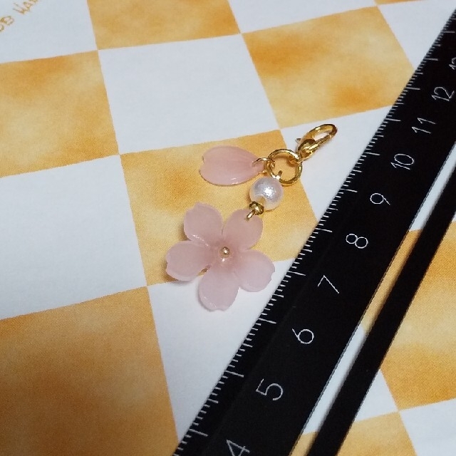 【C-6】桜のコットンパール風マスクチャーム ゴールド系 ハンドメイドのアクセサリー(チャーム)の商品写真