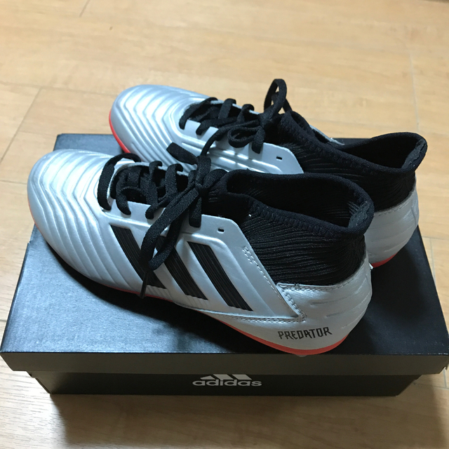 adidas(アディダス)のジュニアサッカースパイク adidas キッズ/ベビー/マタニティのキッズ靴/シューズ(15cm~)(スニーカー)の商品写真