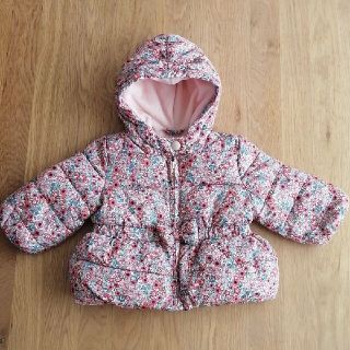 ベビーギャップ(babyGAP)の【クリーニング済・美品】花柄 ダウン アウター コート babygap　70cm(ジャケット/コート)