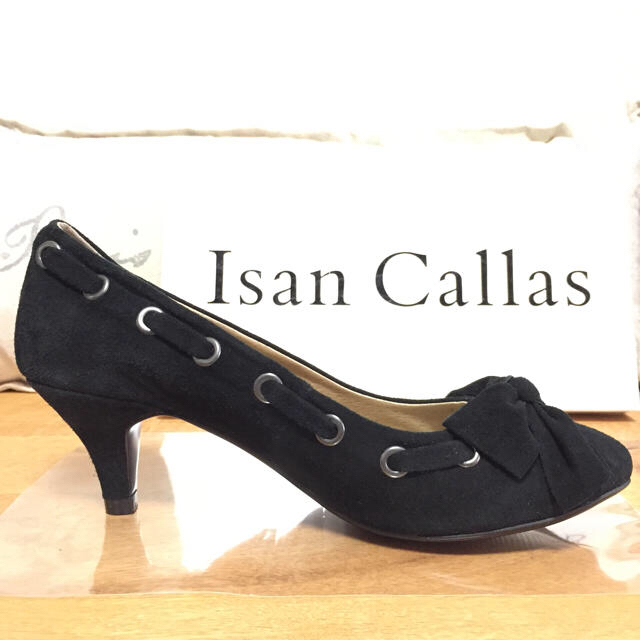 Isan Callas(イーサンカラス)の新品未使用 Isan Callas スエード リボン パンプス 38 レディースの靴/シューズ(ハイヒール/パンプス)の商品写真