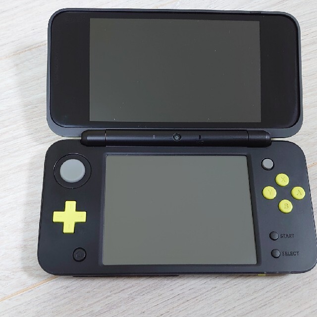 ニンテンドー　2DS LL 本体　ブラック×ライムグリーン付属品