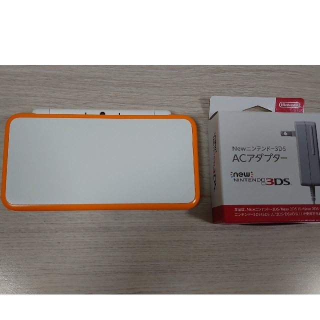 ニンテンドー2DS(ニンテンドー2DS)のニンテンドー　2DSL　ホワイト　オレンジ エンタメ/ホビーのゲームソフト/ゲーム機本体(携帯用ゲーム機本体)の商品写真