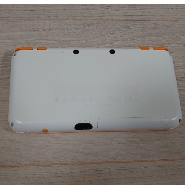 ニンテンドー2DS(ニンテンドー2DS)のニンテンドー　2DSL　ホワイト　オレンジ エンタメ/ホビーのゲームソフト/ゲーム機本体(携帯用ゲーム機本体)の商品写真