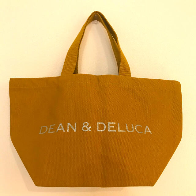 DEAN & DELUCA(ディーンアンドデルーカ)のDEAN&DELUCA チャリティトート2020 キャラメルイエロー Sサイズ レディースのバッグ(トートバッグ)の商品写真