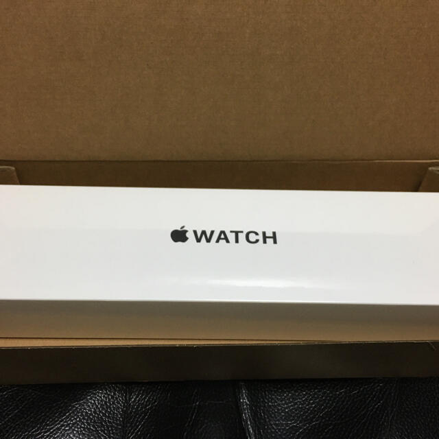 Apple Watch(アップルウォッチ)の新品未開封 Apple Watch SE（GPS）40mm スペースグレイ スマホ/家電/カメラのスマホアクセサリー(その他)の商品写真