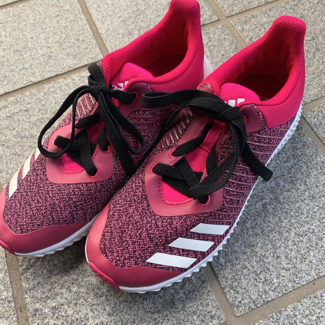 adidas(アディダス)のadidas 22.5 キッズ/ベビー/マタニティのキッズ靴/シューズ(15cm~)(スニーカー)の商品写真