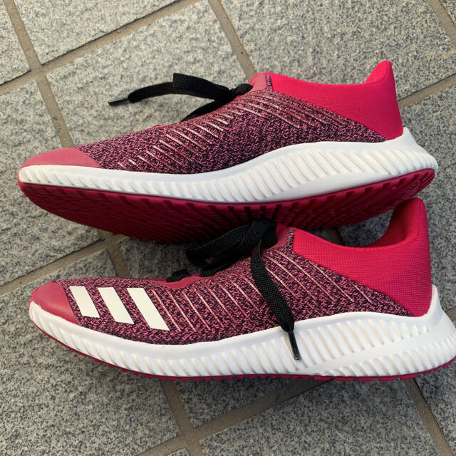 adidas(アディダス)のadidas 22.5 キッズ/ベビー/マタニティのキッズ靴/シューズ(15cm~)(スニーカー)の商品写真