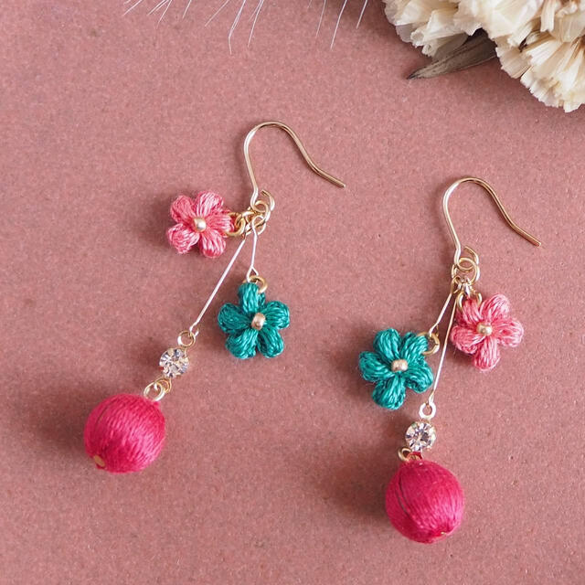 No.28 小さなフラワー×刺繍糸ボールピアス | フリマアプリ ラクマ