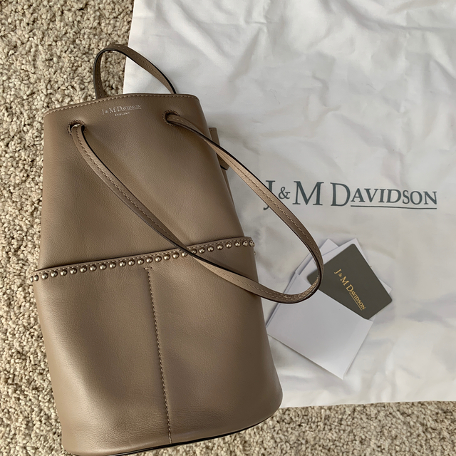 J&M DAVIDSON(ジェイアンドエムデヴィッドソン)のJ&M DAVIDSON  ジェイアンドエム　デイジー　バッグ　トゥモロー　 レディースのバッグ(ハンドバッグ)の商品写真