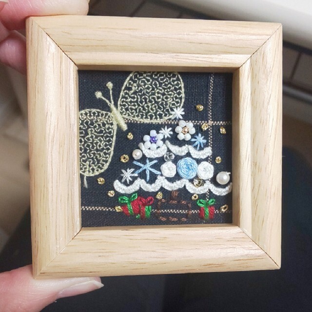 mina perhonen(ミナペルホネン)のミナペルホネン クリスマスツリー 刺繍 ビーズ刺繍 壁掛け ハンドメイド ハンドメイドのアクセサリー(コサージュ/ブローチ)の商品写真