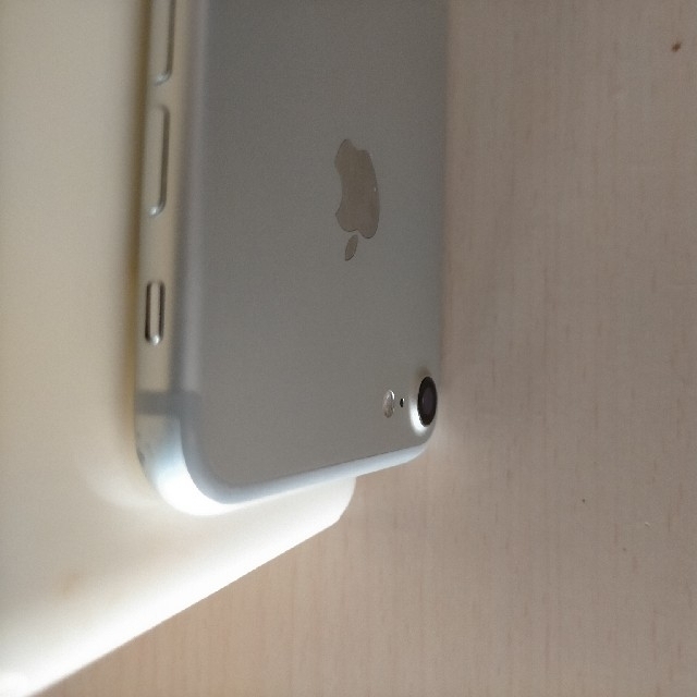 期間限定特価 Apple iPhone7 silver128GB SIMフリーの通販 by じゅみやび｜ラクマ 得価高品質