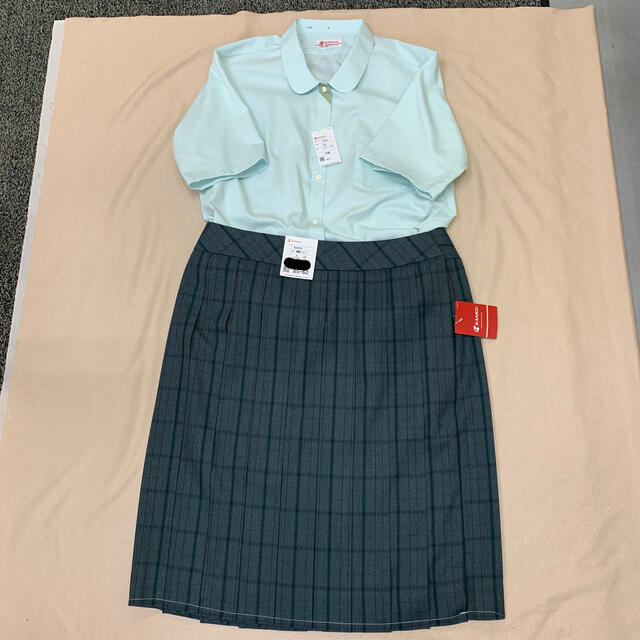 学生服 制服　半袖ブラウス＆スカートぽっちゃり未使用品 エンタメ/ホビーのコスプレ(衣装一式)の商品写真