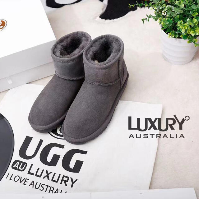 UGG(アグ)の【新品未使用】LUXURY Australia UGG アグ クラシックブーツ レディースの靴/シューズ(ブーツ)の商品写真