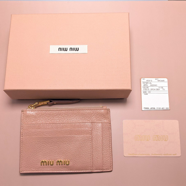 miumiu(ミュウミュウ)のお値下げ♡miumiu フラグメントケース カードケース 【新品未使用】 レディースのファッション小物(財布)の商品写真