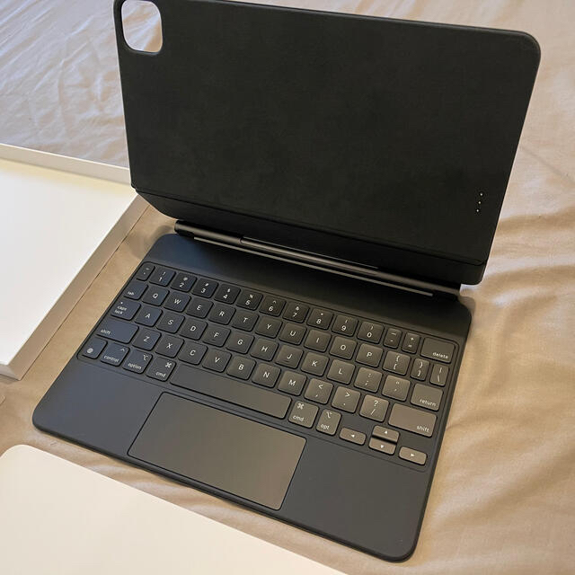 Apple(アップル)のほぼ新品 Apple iPad Magic Keyboard MXQT2LL/A スマホ/家電/カメラのスマホアクセサリー(iPadケース)の商品写真