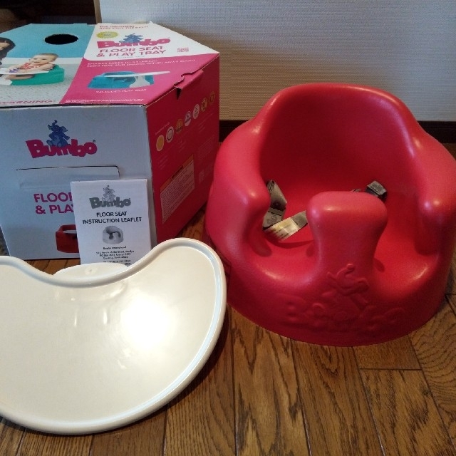 Bumbo(バンボ)のBumbo　赤　ベルト&テーブル付き キッズ/ベビー/マタニティのキッズ/ベビー/マタニティ その他(その他)の商品写真