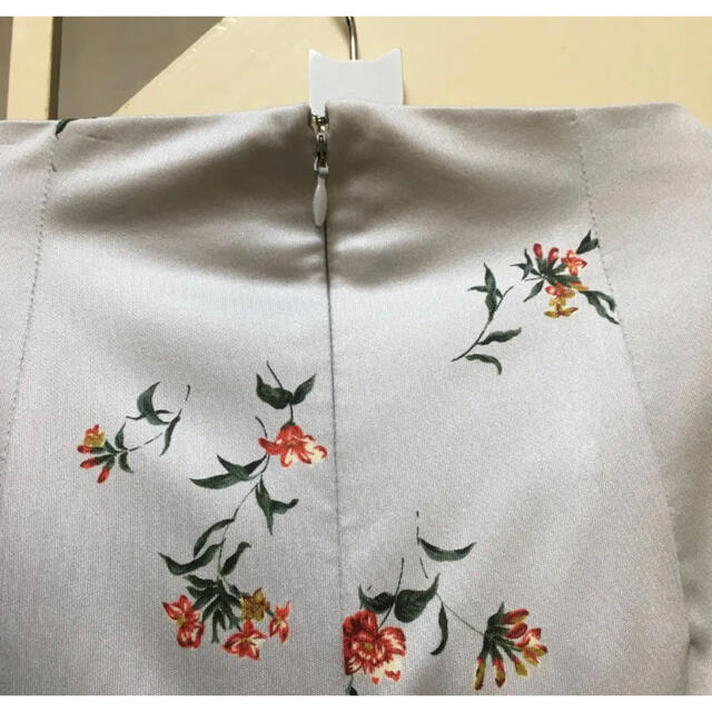 【Vintage】光沢シルバー　タイトロングスカート　花柄 レディースのスカート(ロングスカート)の商品写真
