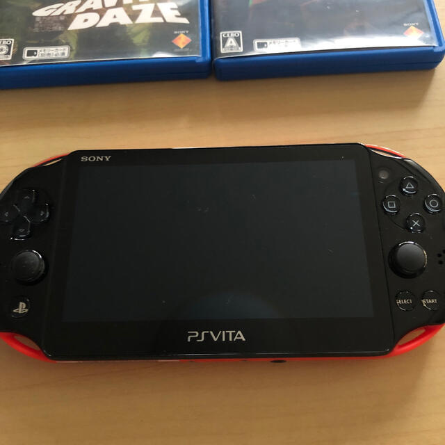 PlayStation Vita(プレイステーションヴィータ)のPlayStation®Vita（PCH-2000シリーズ） Wi-Fiモデル赤 エンタメ/ホビーのゲームソフト/ゲーム機本体(携帯用ゲーム機本体)の商品写真