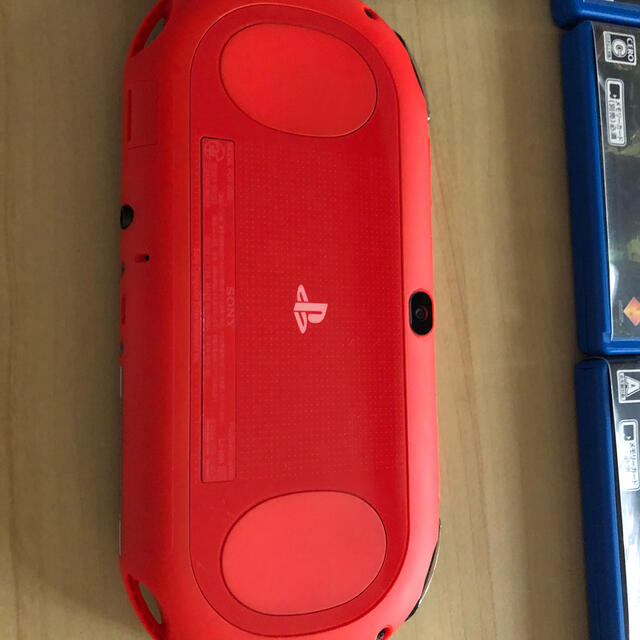 PlayStation Vita(プレイステーションヴィータ)のPlayStation®Vita（PCH-2000シリーズ） Wi-Fiモデル赤 エンタメ/ホビーのゲームソフト/ゲーム機本体(携帯用ゲーム機本体)の商品写真