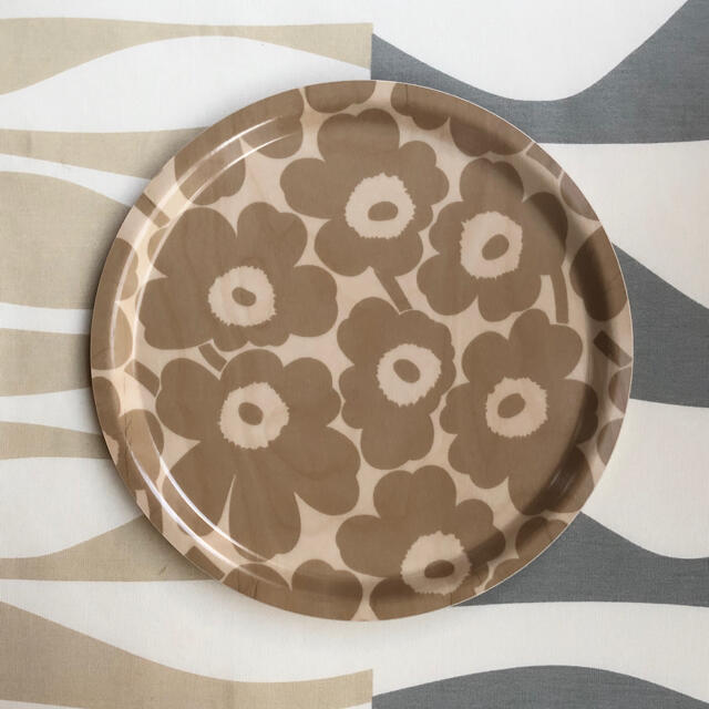 marimekko(マリメッコ)の新品 marimekko PIENI UNIKKO ウニッコ トレイ ブラウン インテリア/住まい/日用品のキッチン/食器(食器)の商品写真