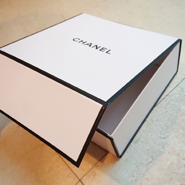 CHANEL(シャネル)のシャネル CHANEL 箱 ギフト リボン レディースのバッグ(ショップ袋)の商品写真