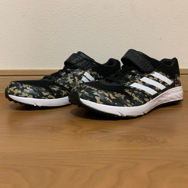 adidas(アディダス)のadidasのスニーカー キッズ/ベビー/マタニティのキッズ靴/シューズ(15cm~)(スニーカー)の商品写真