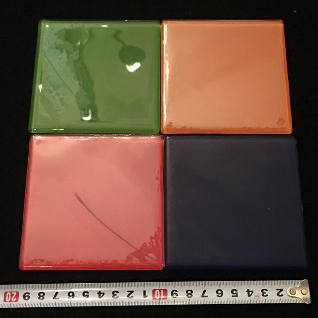 MOMA(モマ)のMoMA GLASS TILE COASTERS ガラスコースター（4枚セット） インテリア/住まい/日用品のキッチン/食器(テーブル用品)の商品写真