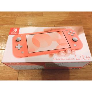 ニンテンドースイッチ(Nintendo Switch)の【新品】Nintendo Switch 任天堂スイッチライト ライト  コーラル(家庭用ゲーム機本体)