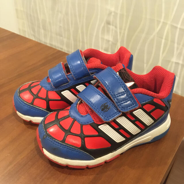 adidas(アディダス)のアディダス✖️スパイダーマン　キッズスニーカー キッズ/ベビー/マタニティのベビー靴/シューズ(~14cm)(スニーカー)の商品写真