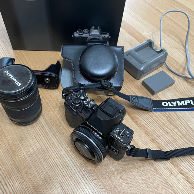 OLYMPUS(オリンパス)のOLYMPUS OM-D EM-10 MarkⅡ ダブルズームキット スマホ/家電/カメラのカメラ(ミラーレス一眼)の商品写真