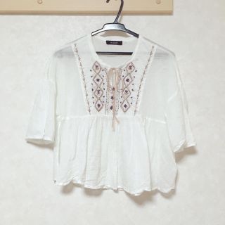 ダブルクローゼット(w closet)の刺繍ブラウス(シャツ/ブラウス(半袖/袖なし))