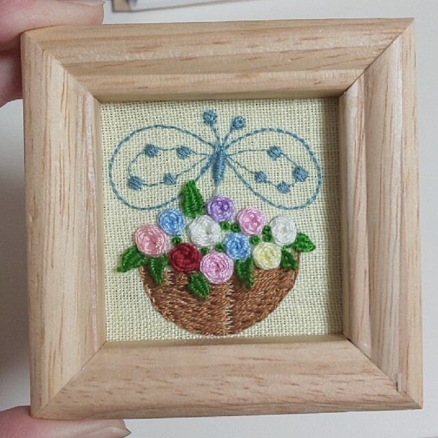 mina perhonen(ミナペルホネン)のミナペルホネン お花の刺繍 立体刺繍 壁掛け ハンドメイド ハンドメイドのインテリア/家具(アート/写真)の商品写真