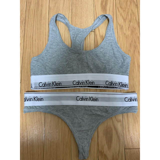 Calvin Klein(カルバンクライン)のCalvin Klein ブラ&Tバックセット　12/2まで3000円！ レディースの下着/アンダーウェア(ブラ&ショーツセット)の商品写真