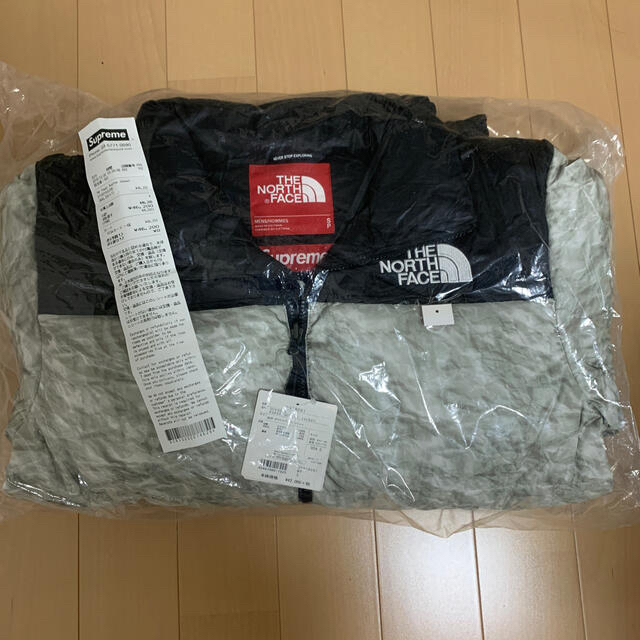 Supreme(シュプリーム)のsupreme 紙ヌプシ　新品　S the north face  メンズのジャケット/アウター(ダウンジャケット)の商品写真