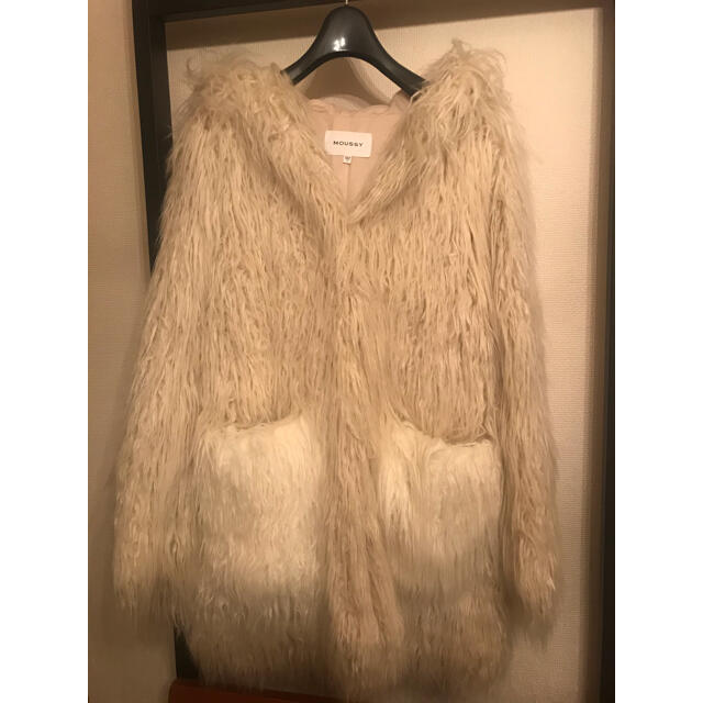 moussy(マウジー)のmoussy マウジー　フーテッドファーコート　フード付きファーコート　ホワイト レディースのジャケット/アウター(毛皮/ファーコート)の商品写真