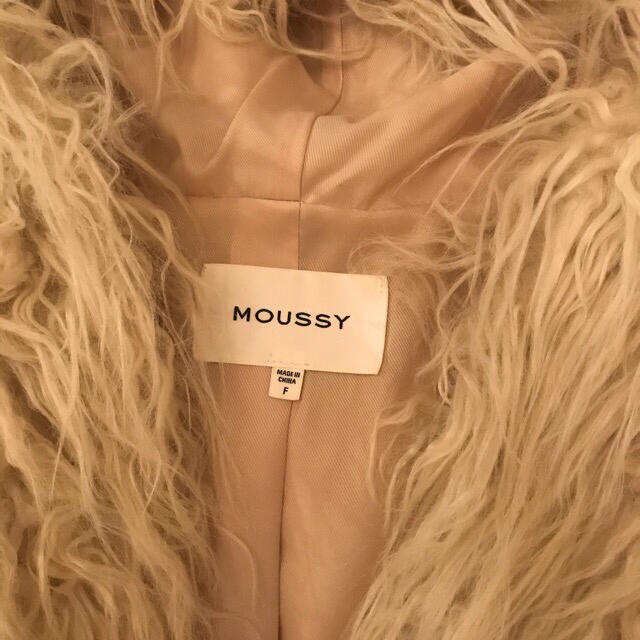 moussy(マウジー)のmoussy マウジー　フーテッドファーコート　フード付きファーコート　ホワイト レディースのジャケット/アウター(毛皮/ファーコート)の商品写真