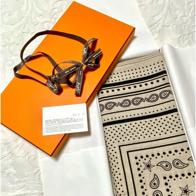 Hermes(エルメス)のHermès カシミアシルク　　レ・クレ・バンダナ　ナチュラル レディースのファッション小物(ストール/パシュミナ)の商品写真