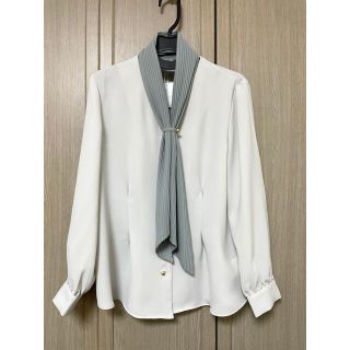 スーツカンパニー(THE SUIT COMPANY)の最終値下げ❗️WHITE スーツカンパニー⭐️プリーツボウタイ付Vネックブラウス(シャツ/ブラウス(長袖/七分))