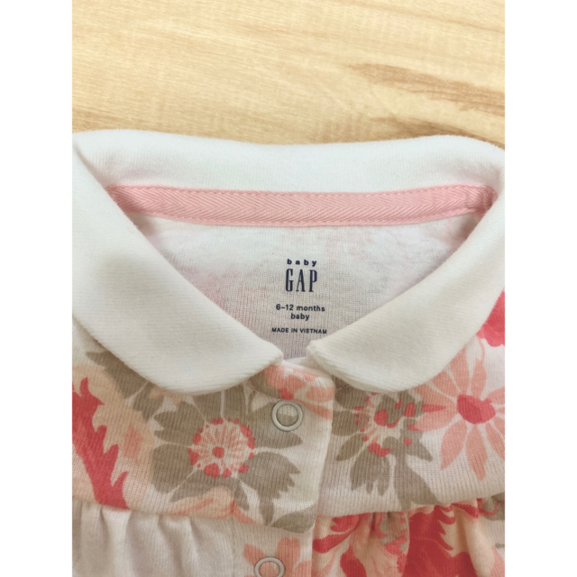 babyGAP(ベビーギャップ)の【新品未使用】ベビーギャップ　babyGap 花柄　ボディオール　丸襟 キッズ/ベビー/マタニティのベビー服(~85cm)(カバーオール)の商品写真