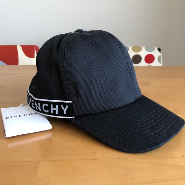 新品未使用　★GIVENCHY★ ロゴキャップ