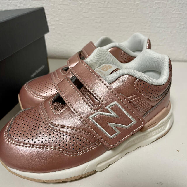 New Balance(ニューバランス)のニューバランス 15cm ピンクゴールド スニーカー キッズ/ベビー/マタニティのキッズ靴/シューズ(15cm~)(スニーカー)の商品写真