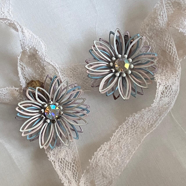 Lochie(ロキエ)のflower vintage earrings レディースのアクセサリー(イヤリング)の商品写真