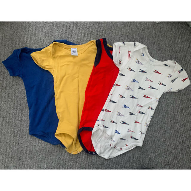 PETIT BATEAU(プチバトー)の■値下■美品　プチバトー　PETIT BATEAU ロンパース　4枚セット 6M キッズ/ベビー/マタニティのベビー服(~85cm)(肌着/下着)の商品写真